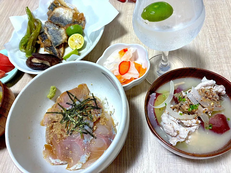 真鯵の竜田揚げ、シシトウと椎茸、胡麻カンパチ丼、豚汁、パプリカ入りなます、すだち水|みかふく_食生活見直し保健師ごはん。さん