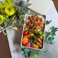 828❤︎主人の豚バラ生姜焼き焼き弁当🌱

＊豚バラ生姜焼き　　　　　　　　　　　　　　　　＊チーズと若鶏のオープン焼き
＊半熟たまご
＊えび寄せフライ
＊ほうれん草の胡麻和え|Makinsさん
