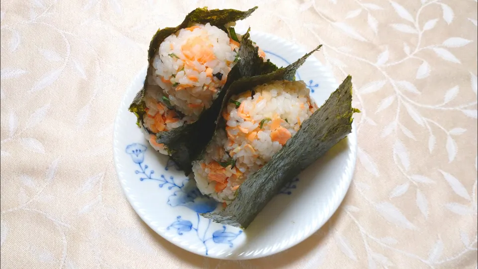 8/27の夜勤弁当
塩鮭と梅干しの混ぜ込みおにぎり🍙|卯月さん