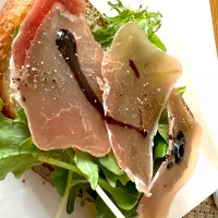 生ハムとルッコラたっぷり簡単ピザ|ochihekoさん