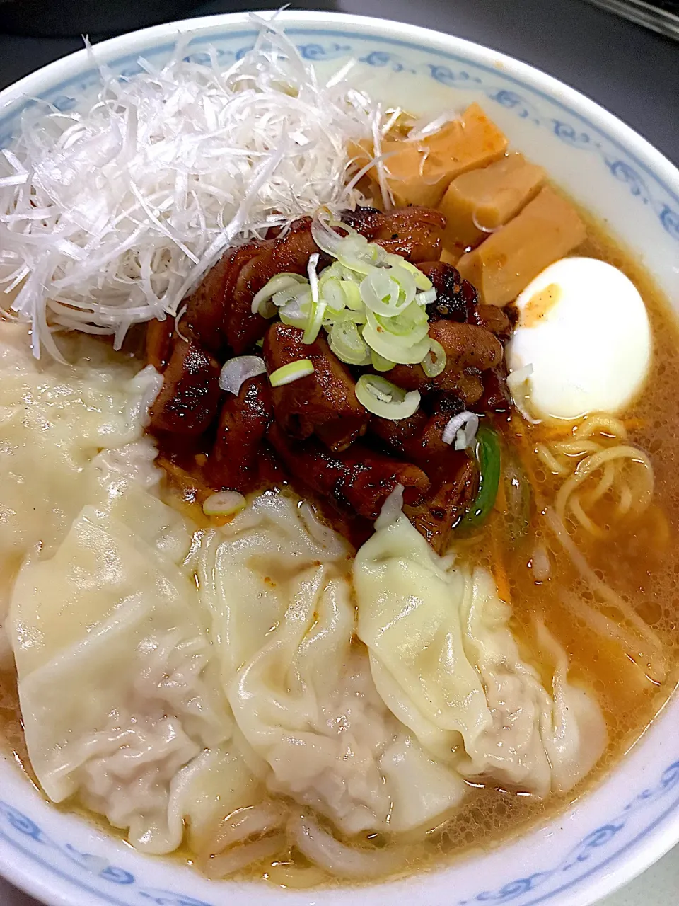 チャーシューが無かったのでホルモン味噌ラーメン|尊さん