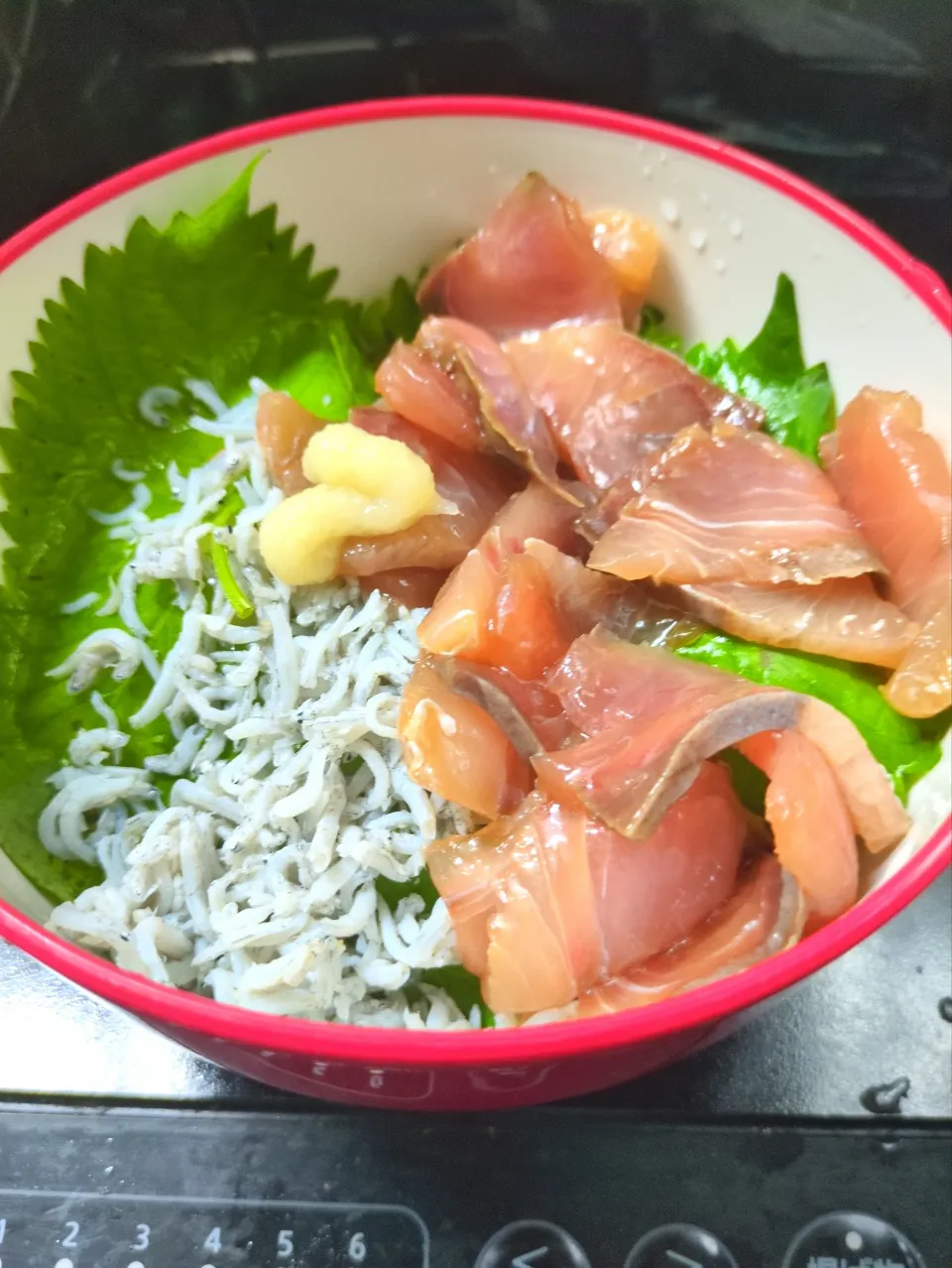 ハマチの漬けとしらす丼|お父ちゃんファミリーさん