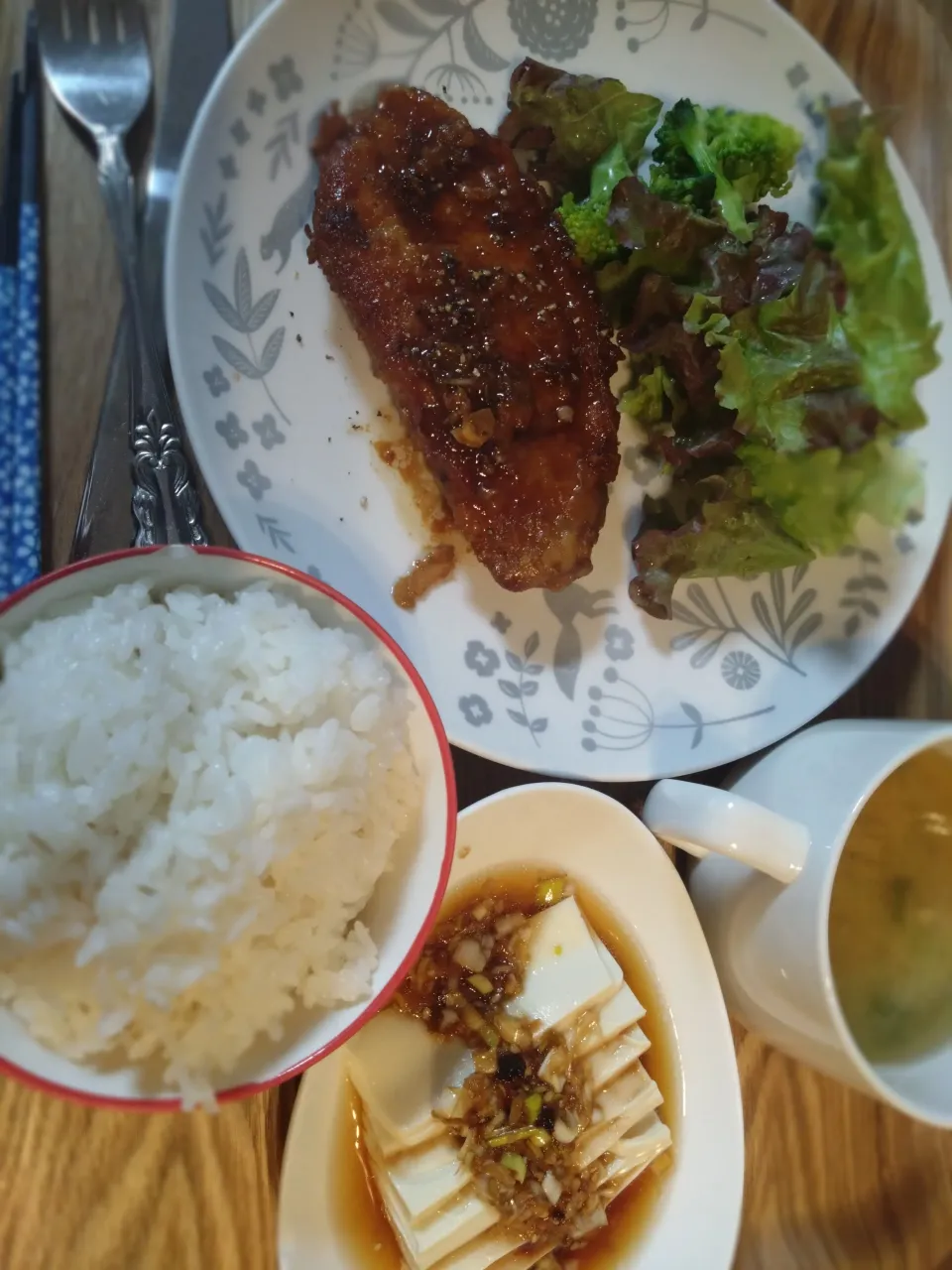 バター醤油ポークソテー、よだれ豆腐、味噌汁、ご飯|あきこさん