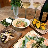 生春巻きとyoukiシラチャーとマヨネーズソース　白銀蒲鉾　大根サラダおかか和え　ピーマンの肉詰めチーズ　茄子とささみのおひたし|izunさん