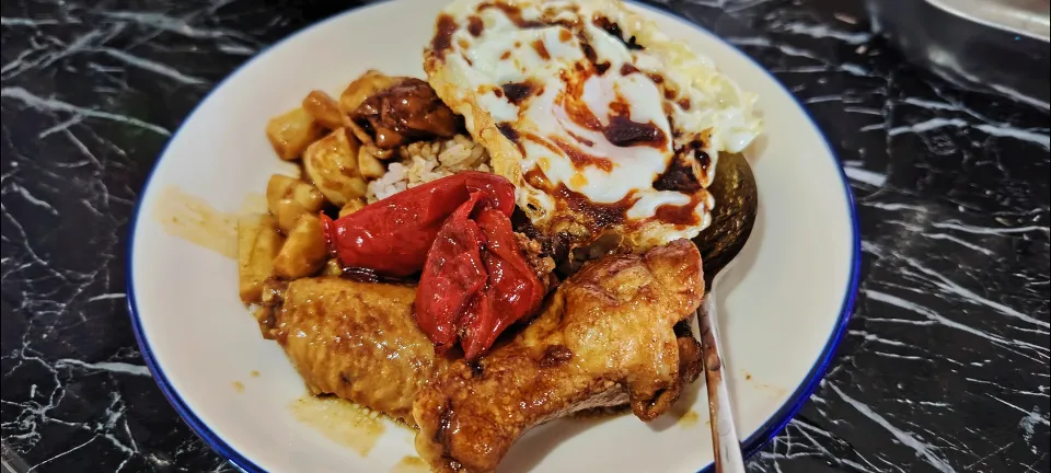 Garlic chilli stew sesame chicken with pandan rice + fried egg 🤤🍗🍚😍|🍒lynnlicious🍒さん
