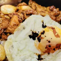 Garlic chilli stew boneless sesame chicken rice with fried egg 🤤😋🍗🍳🍚|🍒lynnlicious🍒さん