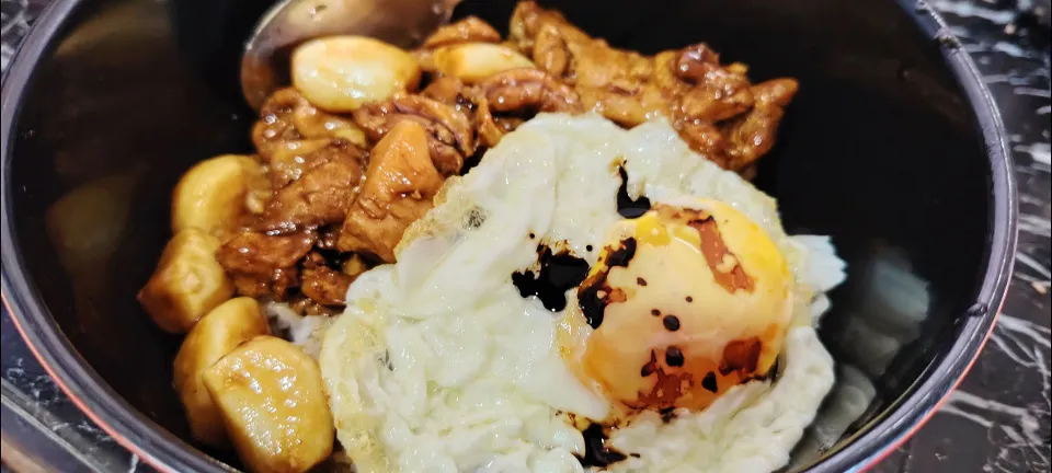 Garlic chilli stew boneless sesame chicken rice with fried egg 🤤😋🍗🍳🍚|🍒lynnlicious🍒さん