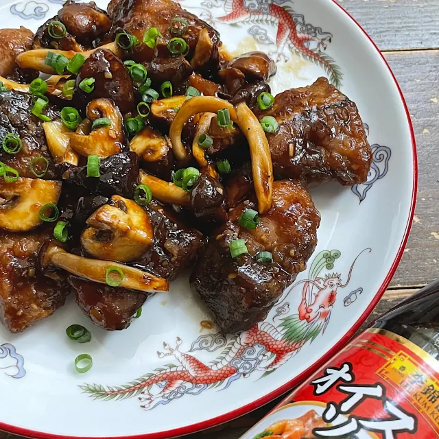 Snapdishの料理・レシピ写真:鰤ときのこの黒酢オイスター炒め｜王道？それとも新感覚？【李錦記 オイスターソース党】が「伝統派」と「革新派」に分裂！あなたの一票は？