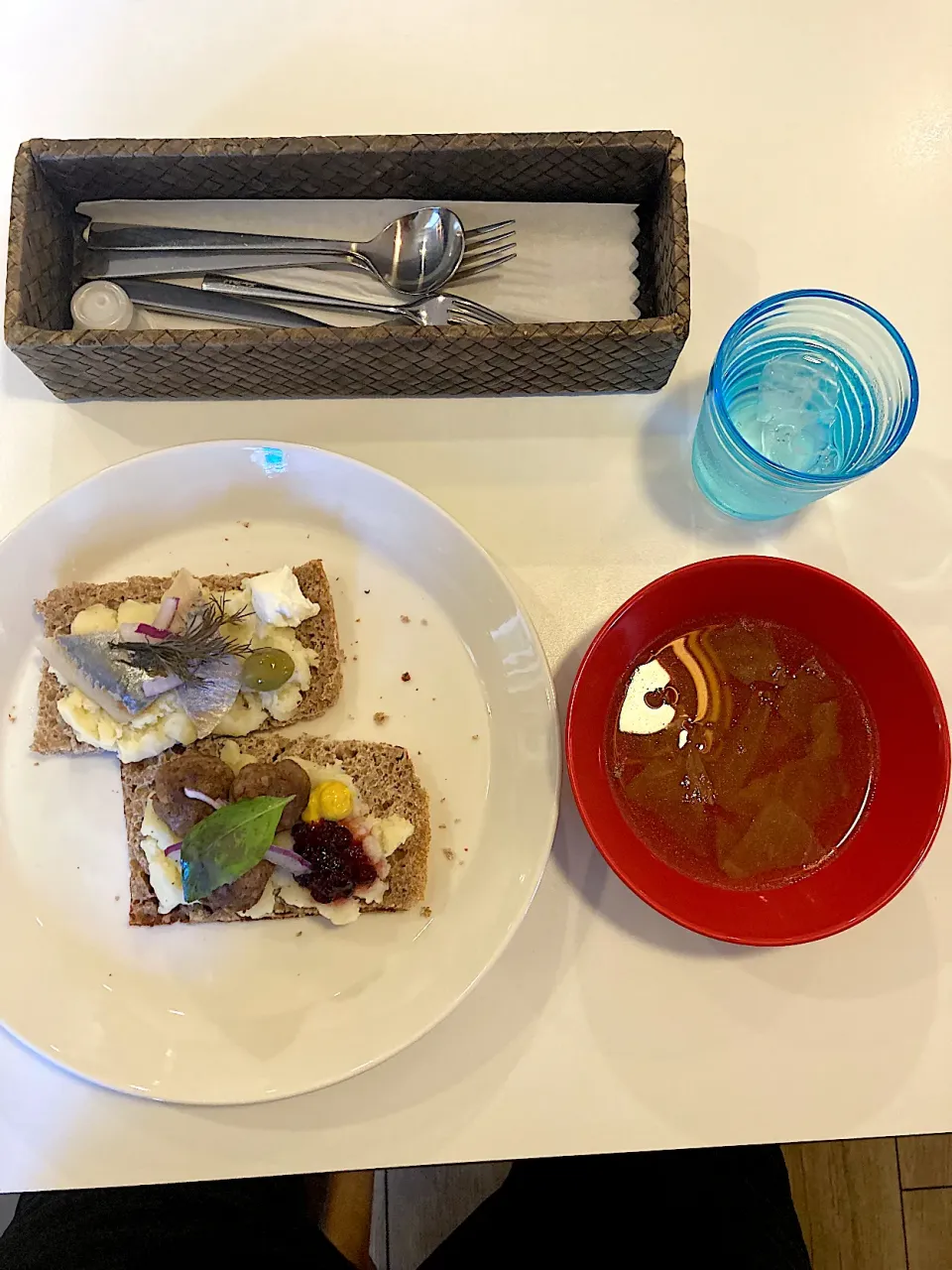 デンマークのオープンサンド、スモーブローをオーダー　具材はニシンマリネとスウェディッシュミートボールをチョイス（実況中継中）|なびさん