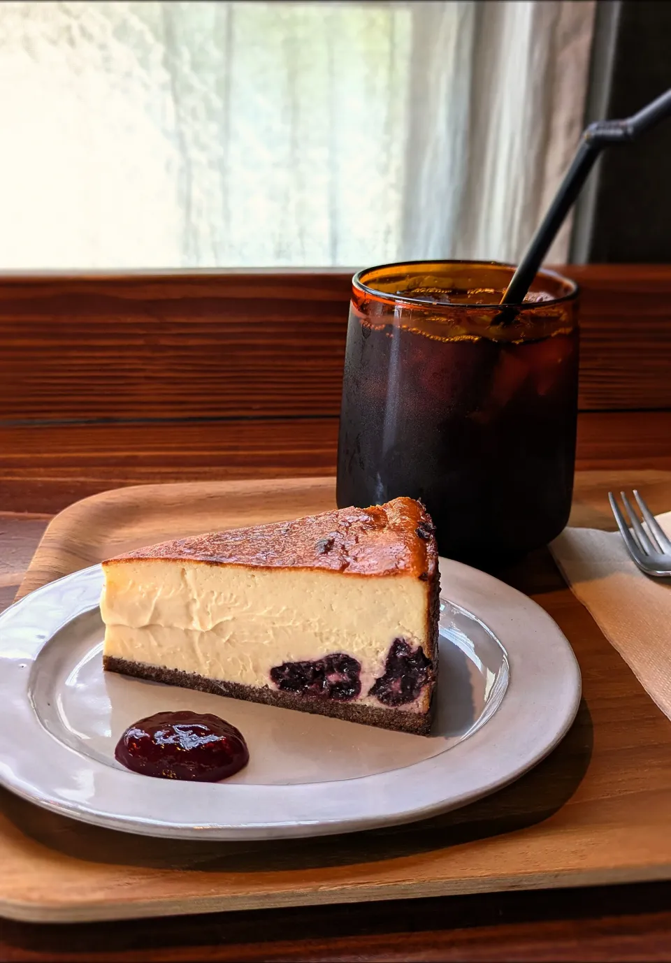 トナカイホテルのダークチェリーのバスクチーズケーキ|いりごまさん