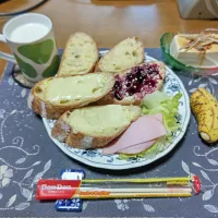 トーストサンドイッチ、ガーリックトースト、カシスジャムトースト、冷奴、ホットミルク、六条麦茶、バナナ(昼飯)|enarinさん