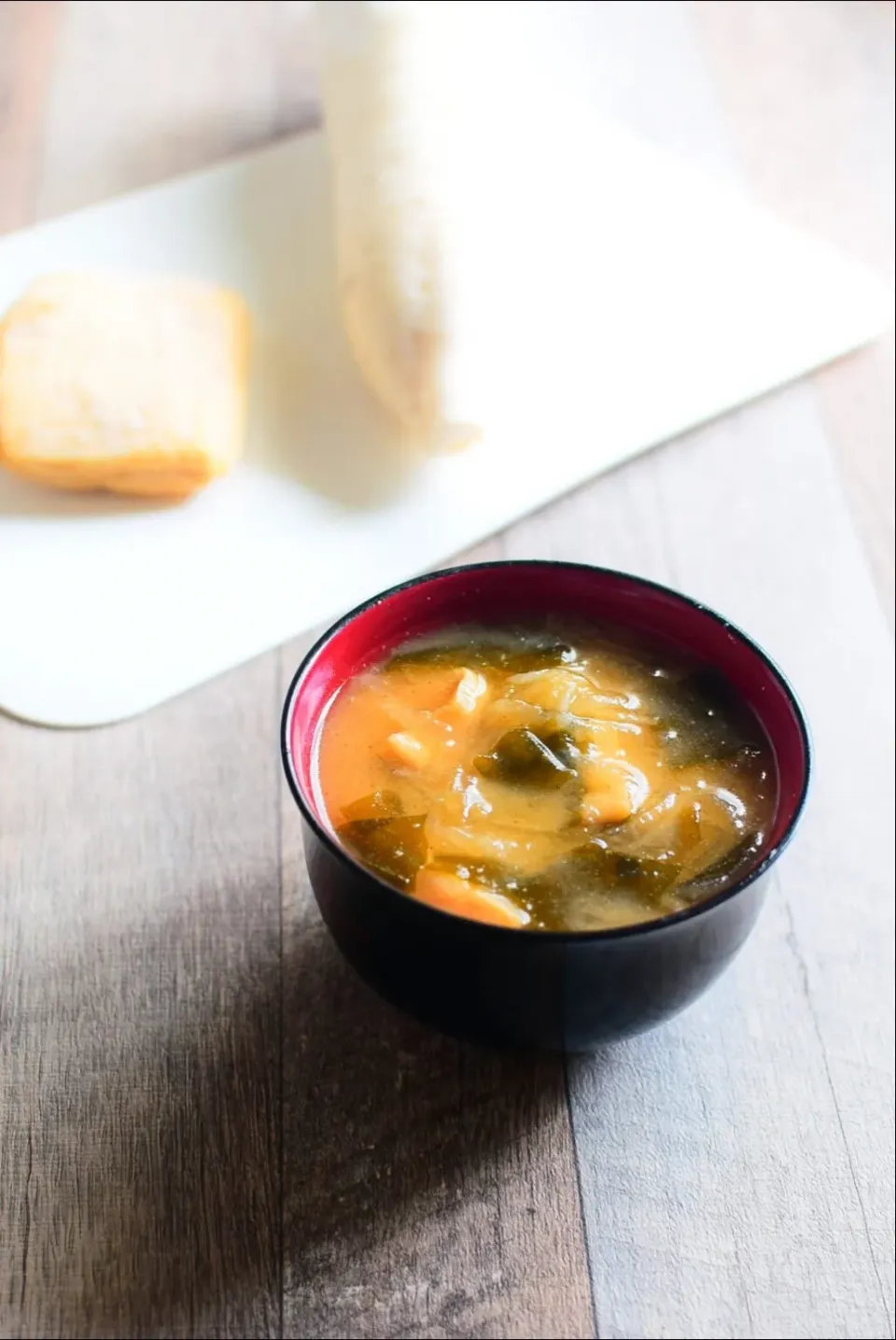 食べ応え抜群！大根とわかめの味噌汁のレシピ|アマイモノ・クウ蔵さん