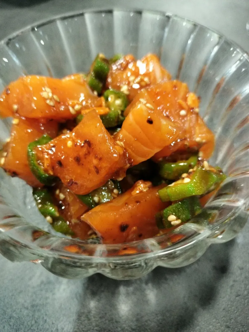 サーモンとオクラのポキ風|しんちゃんパパさん