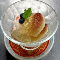 プラムとイチヂクの入ったアイスクリームにレモングラスのゼリーをかけて|hotsusan30さん