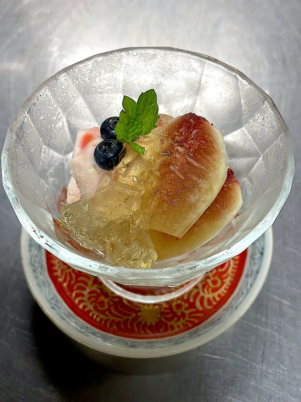 プラムとイチヂクの入ったアイスクリームにレモングラスのゼリーをかけて|hotsusan30さん