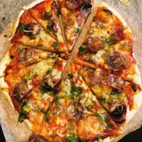 サラミとピーマンのピザ🍕|こじまるさん