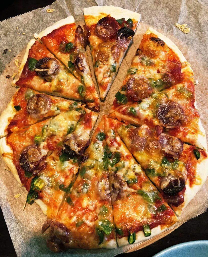 サラミとピーマンのピザ🍕|こじまるさん