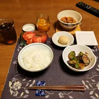 ご飯、なす味噌炒め、里芋とイカの煮物、納豆、味玉、トマト、壺漬け、烏龍茶、市販のナタデココ入りパインゼリー、飲み屋さんの焼き鳥・タレ、飲み屋さんの焼き鳥・塩、飲み屋さんのキュウリのぬか漬け(夕飯)|enarinさん