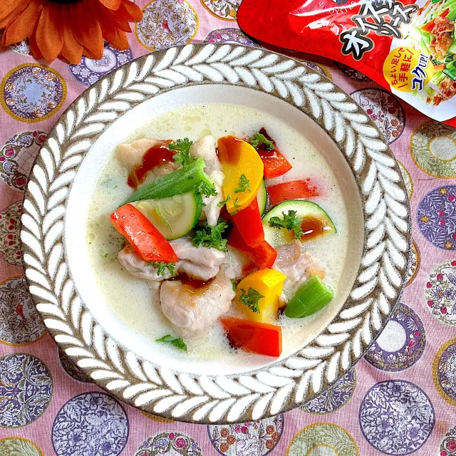 Snapdishの料理・レシピ写真:鶏肉と夏野菜のスープ煮🌻｜王道？それとも新感覚？【李錦記 オイスターソース党】が「伝統派」と「革新派」に分裂！あなたの一票は？