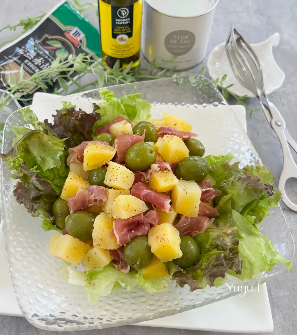 じゃがいもと生ハムとオリーブのトリュフオイル和え|ゆーこどんさん