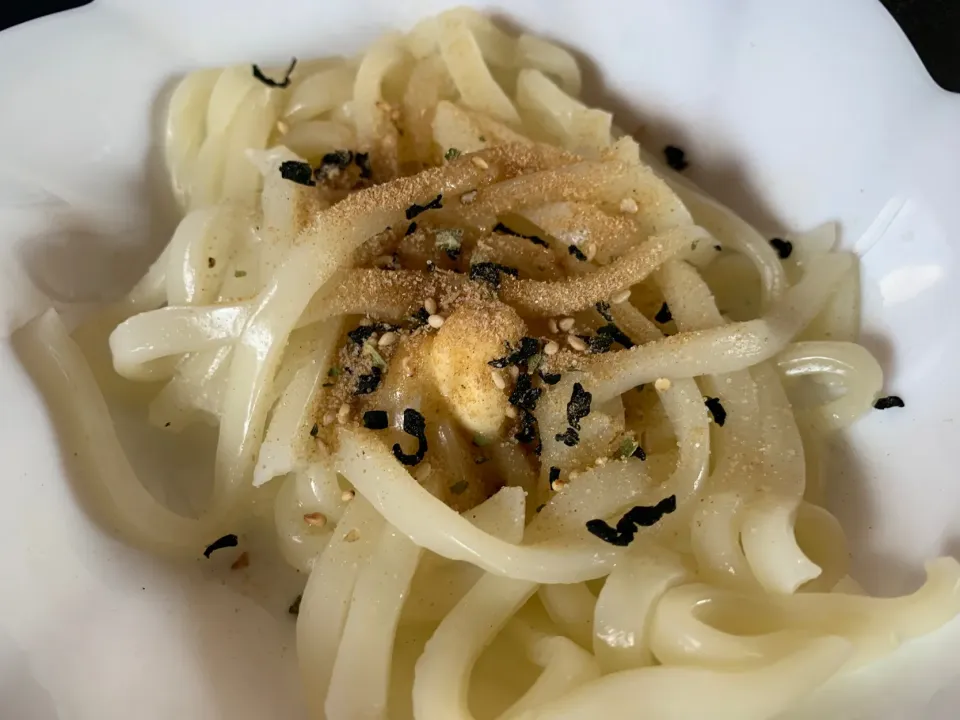 お吸い物の素で和風バターうどん

お吸い物の素、マーガリン、うどん。
うん、うまい！！

#うどん
#料理
#cooking|そらまめさん