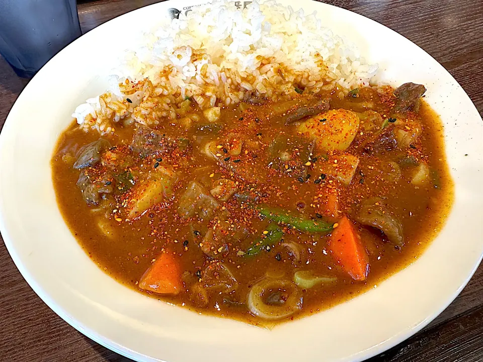 牛すじ煮込みカレー🍛ヤサイトッピング🥕🧅🍠5辛🔥ポテトサラダセット🥗|buhizouさん