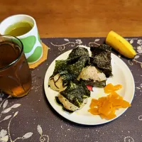 塩にぎり、味噌にぎり、わさびふりかけ&塩昆布おにぎり、壺漬け、熱い日本茶、六条麦茶、バナナ(朝ご飯)|enarinさん