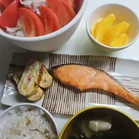 ☆夕飯☆豚しゃぶオニオンサラダ、鮭、カニカマ卵焼き、もち麦入りごはん、味噌汁、オレンジ|ｼｮｺﾗさん