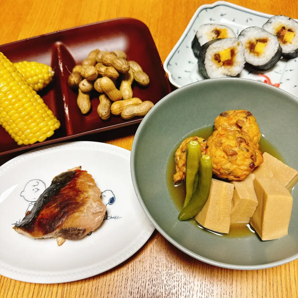 とうもろこし🌽茹でらっか🥜
かつおの照り焼き
ひりゅうず、高野豆腐の煮もの には、ベランダ菜園の甘長唐辛子も入れたよ♪
太巻き|naoさん