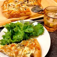 カラダに嬉しい！ライ麦ピザ〈しらす×しめじ×チーズ〉