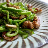 ピーマンとカリカリ豚肉のブラックペッパー炒め