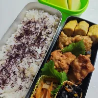 ☆高校生弁当☆もち麦入りごはん、ゆかり、シラス卵焼き、薩摩揚げ、唐揚げ、ひじき、切干大根、メロン|ｼｮｺﾗさん