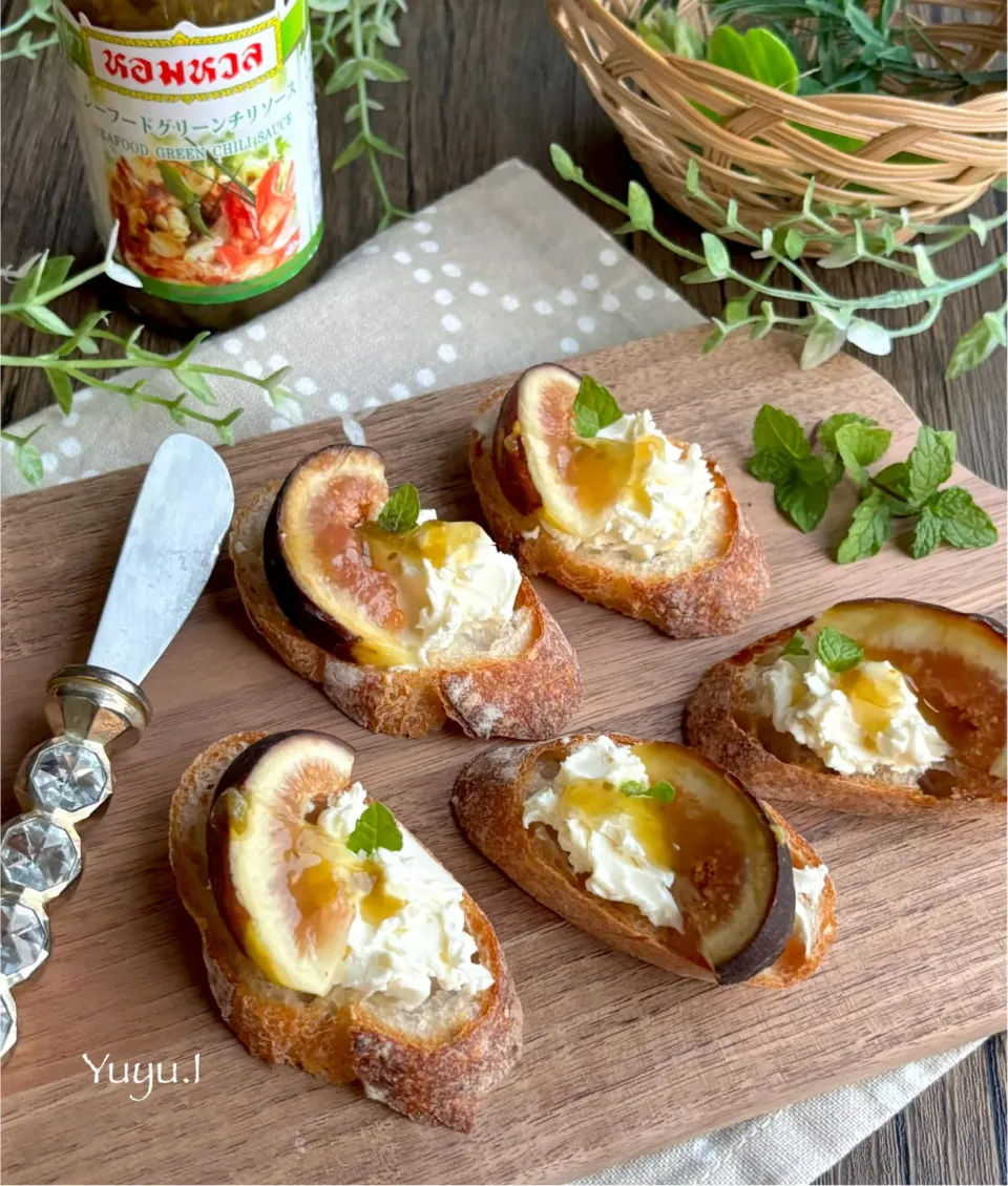 いちじくとクリームチーズのタルティーヌ　グリーンチリソース|ゆーこどんさん