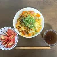 辛すぎて食べられないといけないので、卵、チーズ、ベーコンを加えてカルボナーラ風にマイルドにして、さらに栄養バランスを考えてキャベツ、人参、玉ねぎ、ニンニク、青ネギを加えました。でもやっぱり辛くて汗だくになりました🥵💦ちなみにこれも卵とチーズとベーコンの消化メニュー