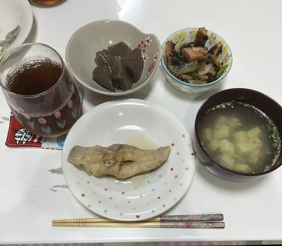 晩御飯☆豆腐入りわかめスープ☆ほうれん草のソテー☆ちぎりこんにゃくの炒り煮☆カラスガレイの煮付け|Saharaさん