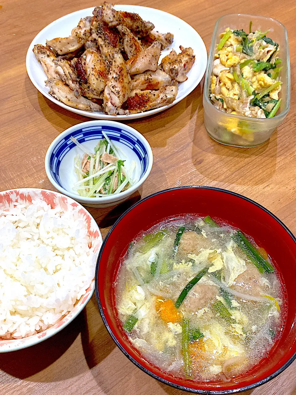 今夜は久しぶりに子供が大好きな肉団子スープ。半額以下のニラ、人参に、もやし＋卵の肉団子スープ。手羽中スパイシー焼き。弁当の残りの水菜ツナサラダ。小松菜豚バラえのき卵炒め|りえはるさん