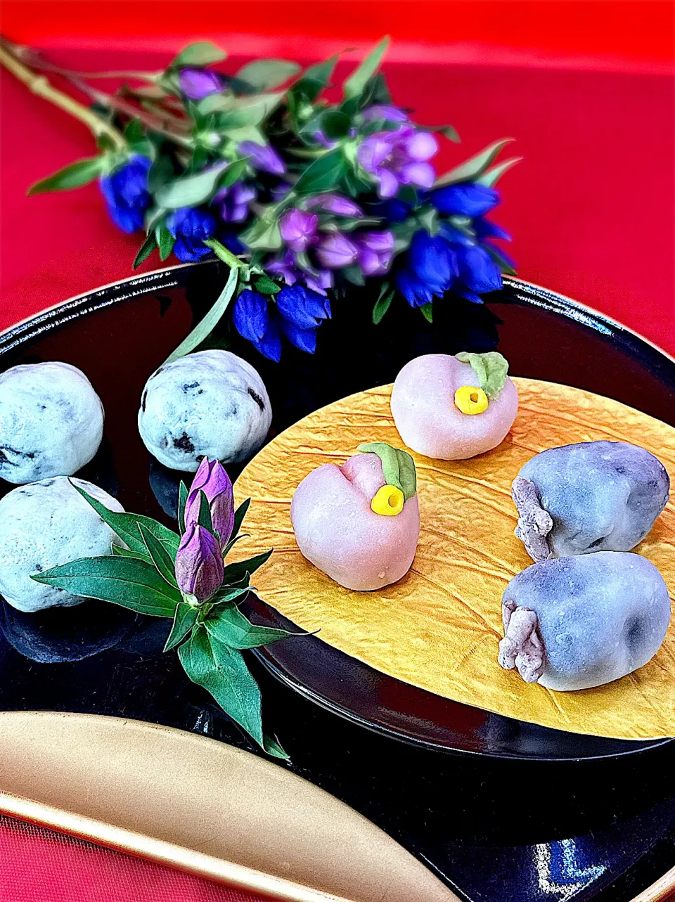 ふぶき饅頭と人麻呂・山茶花|鬼百合さん