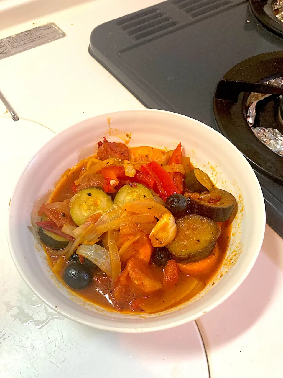 今日の晩ご飯用に出勤前にカポナータを作りました。冷蔵庫で寝かせて味を落ち着かせるとともに冷たくして、冷製パスタにかけて食べようと思います。水曜はアルコールデーなのでスパークリングワインも冷蔵庫で冷やしています。晩ご飯が楽しみだなあ😊|なびさん