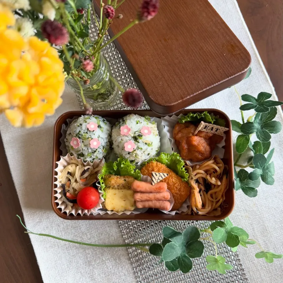 9/3❤︎娘の自宅おにぎり弁当

＊野沢菜ちりめんおにぎり
＊チーズと若鶏のオープン焼き
＊若鶏から揚げ
＊白身魚のフライ
＊たらこパスタ
＊チャプチェ|Makinsさん