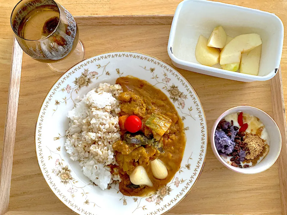 夏野菜カレー(自家製らっきょう)、豆乳グルト雑穀きな粉クコの実カカオニブ紫芋きんとんエゴマオイルきびオリゴ、りんご、梅ジュース|さくたえさん