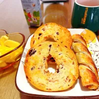 sausage roll and cranberry bagel|michelleさん