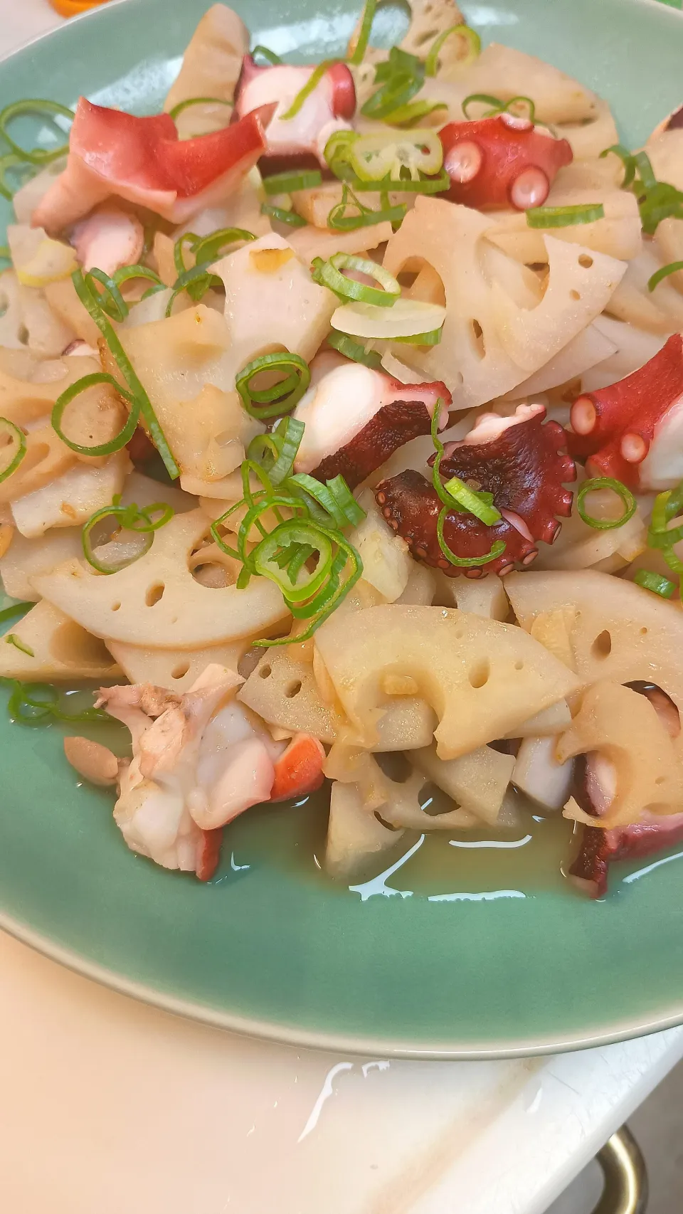 タコとレンコンのニンニクソテー|しのてらさん