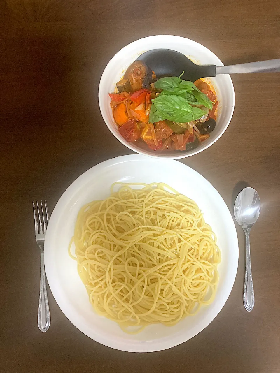 今日の晩ご飯は、メインに、今朝、出勤前に作って冷蔵庫に寝かせていたカポナータを冷製パスタにかけていただきます。ちなみにこのカポナータは先日のシシカバブに使った赤パプリカとズッキーニの残りを使い切るために作りました。|なびさん