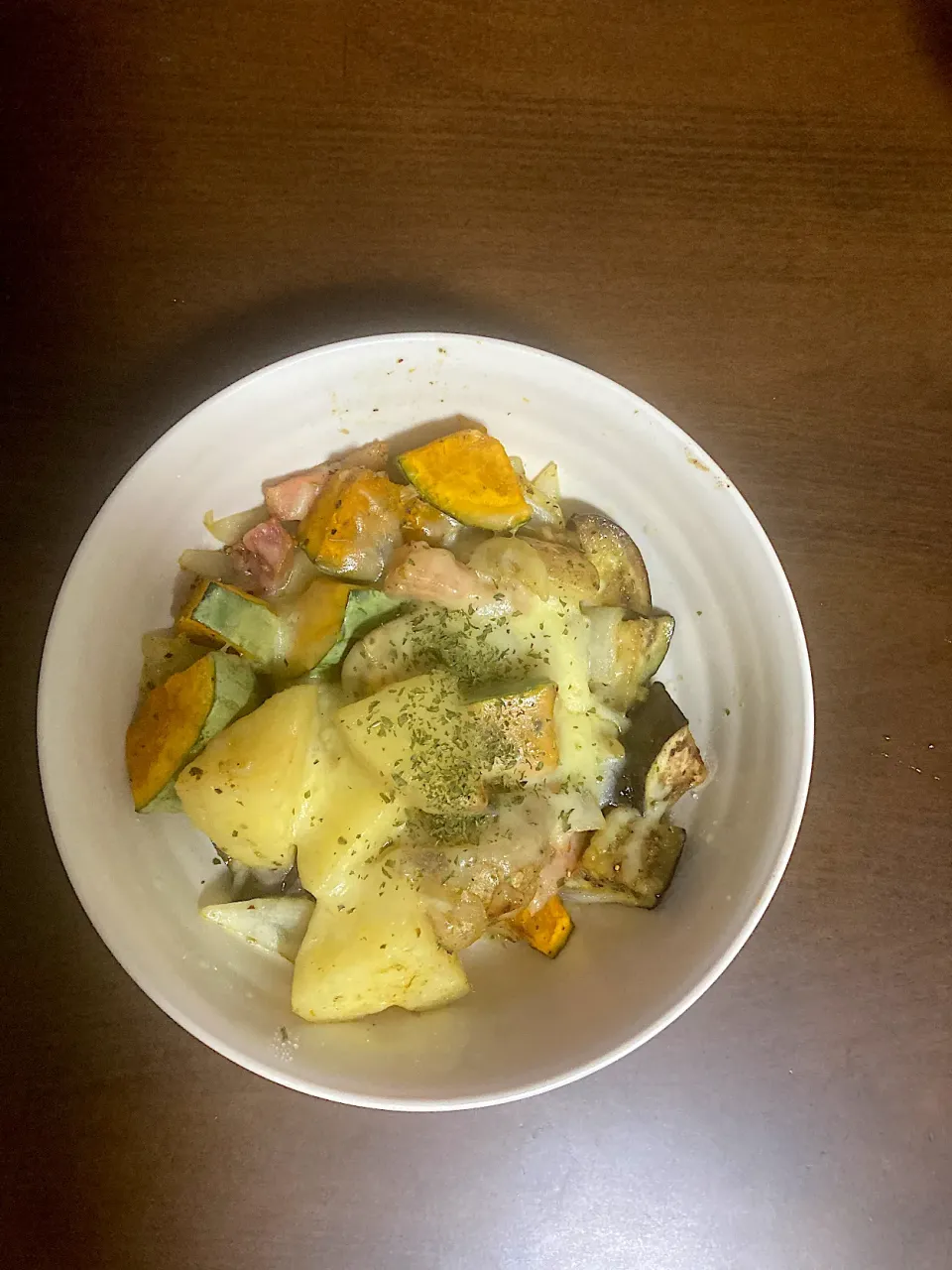 サブメインとして、すくなかぼちゃと茄子の入ったジャーマンポテトのチーズトッピングも添えます。こちらも先日のオリエンタルマースカレーのために買ったじゃがいもの残りとシシカバブのために買ったすくなかぼちゃの残りとカルボナーラのために買ったチーズの残りと今日のカポナータのために買った茄子の残りを使い切るために作りました。|なびさん