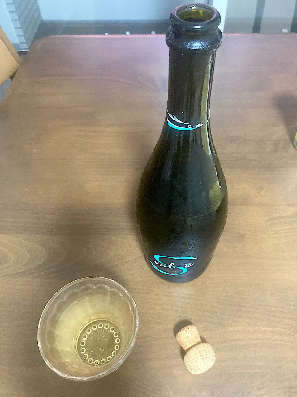 そして、今日は嬉しいことにアルコールデーなので、冷蔵庫の中でキンキンに冷やしたスパークリングワインを飲みます。基本的に日、水、金をアルコールデーとしていますが、あまり守れていません。😣|なびさん