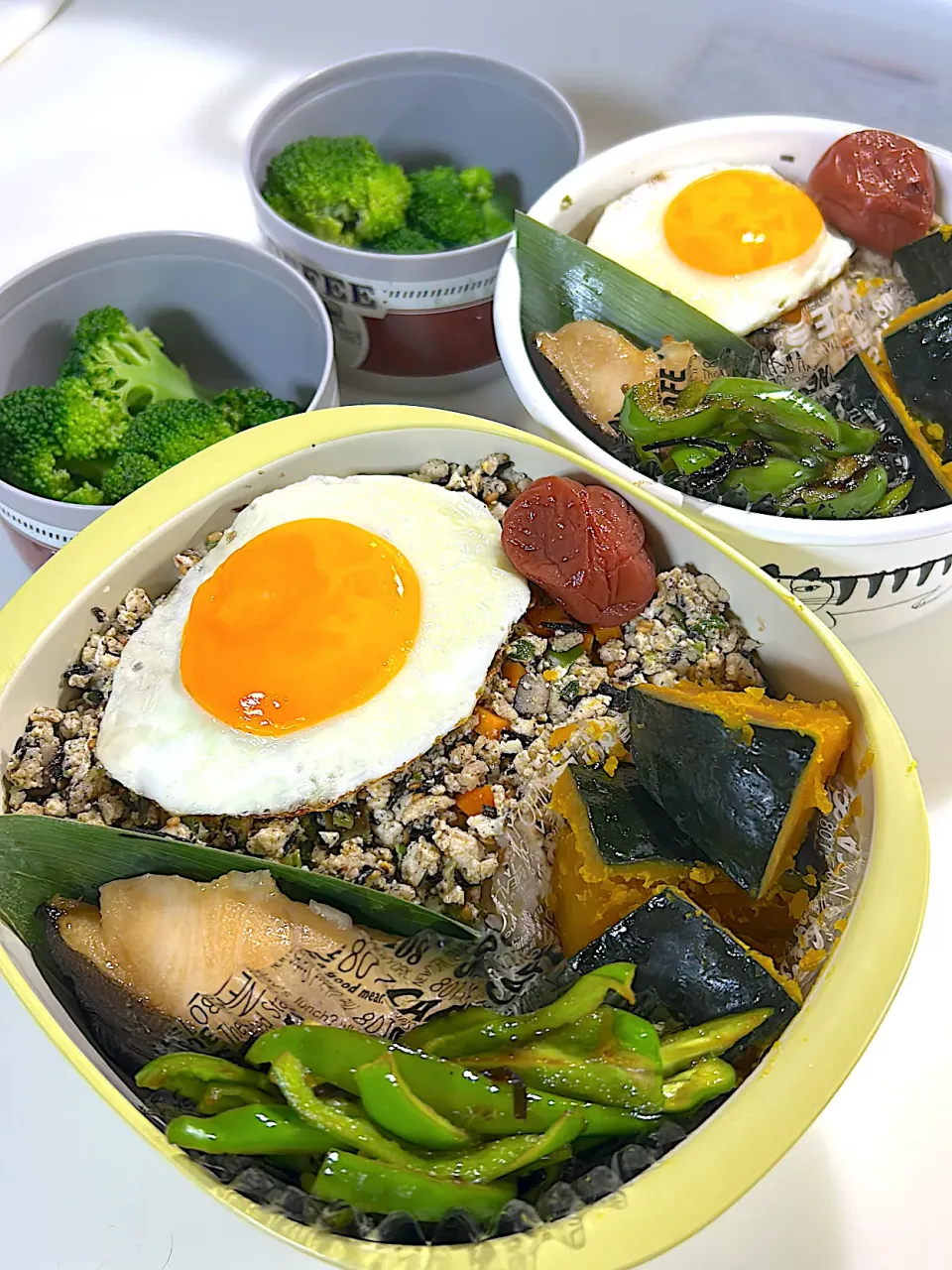 ロウカット玄米　具沢山炒り豆腐丼　目玉焼きかぼちゃ煮ピーマン塩昆布炒め銀だら照り焼き　ブロッコリー|まゆさん