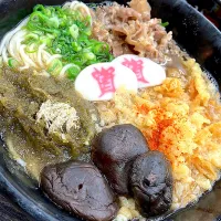 1年ぶりの資さんうどん 資さんうどんは店によって出汁の濃さが違いすぎ この店のはいつも濃い(辛い)  自動給湯器の白湯をコップ一杯入れたけどまだ濃い(辛い) 資さんうどんは私にはやはりイマイチだな|🐈⸒⸒⸒⸒つるのダンス🐈🐾さん