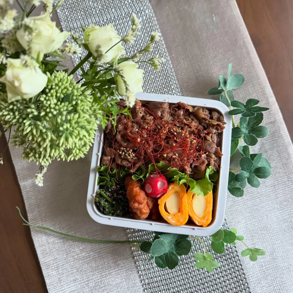 9/4❤︎主人の和牛焼肉丼弁当

＊焼肉丼
＊裂けるチーズたまご焼き
＊若鶏のから揚げ
＊ほうれん草の胡麻和え|Makinsさん