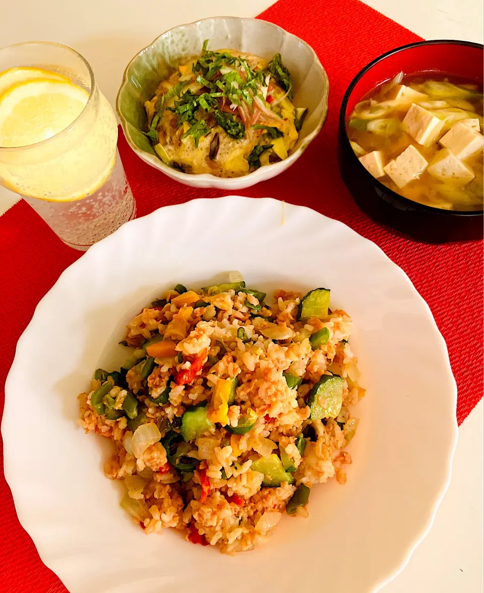 今日の朝ご飯❣️野菜と鮭フレークチャーハン、とろろ納豆、骨スープ味噌汁|HAMI69さん