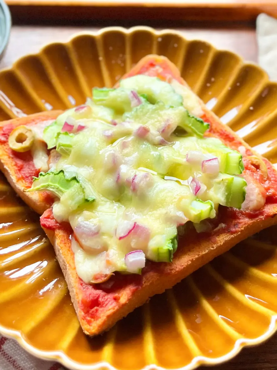 厚切りゴーヤとコリアンホットのピザトースト|アッコ✨さん